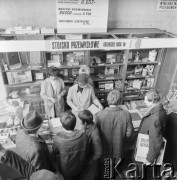 1968-1972, Kraków lub Rzeszów, Polska.
Sklep Banku PeKaO. Klienci przed stoiskiem przemysłowym.
Fot. Irena Jarosińska, zbiory Ośrodka KARTA
