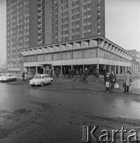 1968-1972, Kraków lub Rzeszów, Polska.
Pasaż handlowy, w którym znajduje się sklep Banku PeKaO.
Fot. Irena Jarosińska, zbiory Ośrodka KARTA