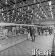 1968-1972, Kraków lub Rzeszów, Polska.
Klienci w sklepie Banku PeKaO.
Fot. Irena Jarosińska, zbiory Ośrodka KARTA