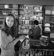 1968-1972, Nowy Targ, Polska.
Klientka robi zakupy w sklepie Banku PeKaO.
Fot. Irena Jarosińska, zbiory Ośrodka KARTA
