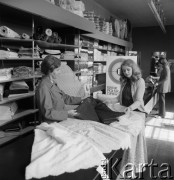 1968-1972, Nowy Targ, Polska.
Klientka ogląda tkaniny w sklepie Banku PeKaO.
Fot. Irena Jarosińska, zbiory Ośrodka KARTA