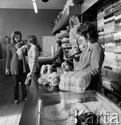 1968-1972, Nowy Targ, Polska.
Kobieta robi zakupy w dziale tkanin w sklepie Banku PeKaO.
Fot. Irena Jarosińska, zbiory Ośrodka KARTA