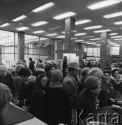 1968-1972, Nowy Targ, Polska.
Klienci w sklepie Banku PeKaO.
Fot. Irena Jarosińska, zbiory Ośrodka KARTA