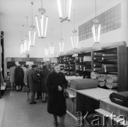 1968-1972, Nowy Targ, Polska.
Sklep Banku PeKaO. Klienci w dziale tkanin. 
Fot. Irena Jarosińska, zbiory Ośrodka KARTA