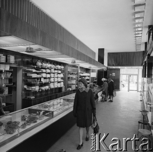 1968-1972, Nowy Targ, Polska.
Sklep Banku PeKaO. Klientka ogląda towary.
Fot. Irena Jarosińska, zbiory Ośrodka KARTA