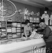 1968-1972, Nowy Targ, Polska.
Klientka ogląda sweter w sklepie Banku PeKaO.
Fot. Irena Jarosińska, zbiory Ośrodka KARTA