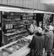 1968-1972, Nowy Targ, Polska.
Klientki w sklepie Banku PeKaO.
Fot. Irena Jarosińska, zbiory Ośrodka KARTA