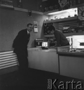 1968-1972, Nowy Targ, Polska.
Sklep Banku PeKaO. Klient w dziale z odbiornikami radiowymi i telewizyjnymi.
Fot. Irena Jarosińska, zbiory Ośrodka KARTA