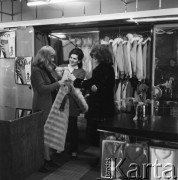 1968-1972, Nowy Targ, Polska.
Sklep Banku PeKaO. Klientka mierzy futro.
Fot. Irena Jarosińska, zbiory Ośrodka KARTA
