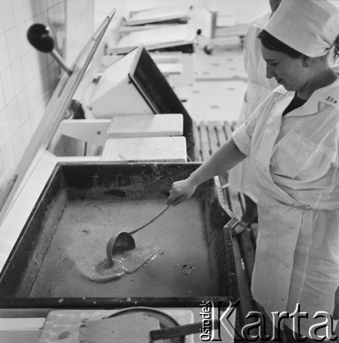 1974, Gdańsk, Polska.
Pracownia wyrobu bombek choinkowych w Spółdzielni Pracy 