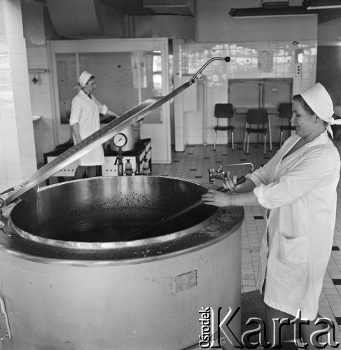 1974, Gdańsk, Polska.
Pracownia wyrobu bombek choinkowych w Spółdzielni Pracy 