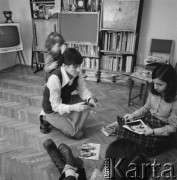 Lata 70., Polska.
Kobiety oglądają fotografie. 
Fot. Irena Jarosińska, zbiory Ośrodka KARTA
