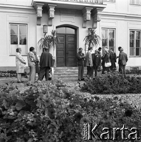 10.09.1974, Skierniewice, Polska.
XIX Międzynarodowy Kongres Ogrodniczy w Instytucie Sadownictwa, n/z uczestnicy przed Pałacem Prymasowskim, siedzibą Instytutu Sadownictwa.
Fot. Irena Jarosińska, zbiory Ośrodka KARTA