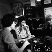 Lata 50., Warszawa, Polska.
Kawiarnia.
Fot. Irena Jarosińska, zbiory Fundacji Ośrodka KARTA