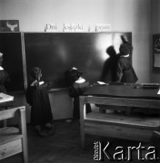 Lata 60., Warszawa, Polska.
Eksperymentalna Szkoła Podstawowa nr 176 przy placu Inwalidów.
Fot. Irena Jarosińska, zbiory Fundacji Ośrodka KARTA