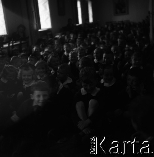 Lata 60., Warszawa, Polska.
Eksperymentalna Szkoła Podstawowa nr 176 przy placu Inwalidów.
Fot. Irena Jarosińska, zbiory Fundacji Ośrodka KARTA