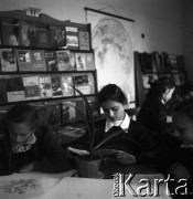 Lata 60., Warszawa, Polska.
Eksperymentalna Szkoła Podstawowa nr 176 przy placu Inwalidów.
Fot. Irena Jarosińska, zbiory Fundacji Ośrodka KARTA