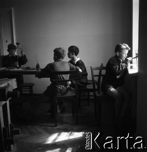 Lata 60., Warszawa, Polska.
Eksperymentalna Szkoła Podstawowa nr 176 przy placu Inwalidów.
Fot. Irena Jarosińska, zbiory Fundacji Ośrodka KARTA