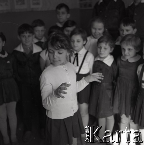 1963, Warszawa, Polska.
Szkoła podstawowa nr 203 im. Janka Krasickiego (obecnie im. Antoniny i Jana Żabińskich).
Fot. Irena Jarosińska, zbiory Fundacji Ośrodka KARTA