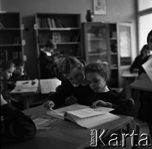 1961, Warszawa, Polska.
Szkoła podstawowa nr 171 im. Wojska Polskiego (obecnie nieistniejąca) przy ulicy Emilii Plater, n/z uczennice w bibliotece.
Fot. Irena Jarosińska, zbiory Fundacji Ośrodka KARTA