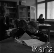 1961, Warszawa, Polska.
Szkoła podstawowa nr 171 im. Wojska Polskiego (obecnie nieistniejąca) przy ulicy Emilii Plater, n/z uczennice w bibliotece.
Fot. Irena Jarosińska, zbiory Fundacji Ośrodka KARTA