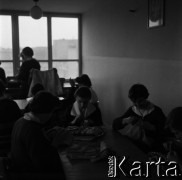 1961, Warszawa, Polska.
Szkoła podstawowa nr 171 im. Wojska Polskiego (obecnie nieistniejąca) przy ulicy Emilii Plater, n/z zajęcia z szycia.
Fot. Irena Jarosińska, zbiory Fundacji Ośrodka KARTA