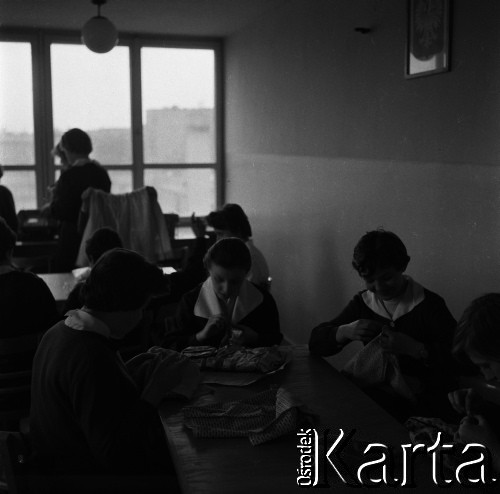 1961, Warszawa, Polska.
Szkoła podstawowa nr 171 im. Wojska Polskiego (obecnie nieistniejąca) przy ulicy Emilii Plater, n/z zajęcia z szycia.
Fot. Irena Jarosińska, zbiory Fundacji Ośrodka KARTA