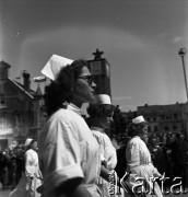1.05.1954, Starogard Gdański, Polska.
Pochód pierwszomajowy, n/z pielęgniarki.
Fot. Irena Jarosińska, zbiory Fundacji Ośrodka KARTA