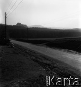 Lata 50., Rabsztyn, Polska.
Droga, w głębi zamek w Rabsztynie.
Fot. , zbiory Fundacji Ośrodka KARTA