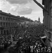 31.07-4.08.1955, Warszawa, Polska.
V Światowy Festiwal Młodzieży i Studentów o Pokój i Przyjaźń, n/z parada na ulicy Nowy Świat.
Fot. Irena Jarosińska, zbiory Fundacji Ośrodka KARTA