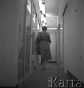 Lata 50., Warszawa, Polska.
Kobieta idzie przez korytarz.
Fot. Irena Jarosińska, zbiory Ośrodka KARTA