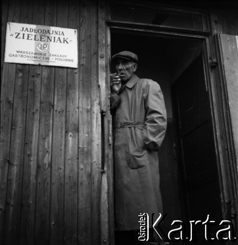 Lata 50., Warszawa, Polska.
Bazar Zieleniak, n/z jadłodajnia.
Fot. Irena Jarosińska, zbiory Fundacji Ośrodka KARTA