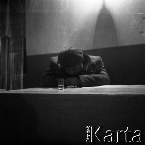 Lata 50., Warszawa, Polska.
Bazar Zieleniak, n/z jadłodajnia, mężczyzna nad kieliszkiem wódki.
Fot. Irena Jarosińska, zbiory Fundacji Ośrodka KARTA