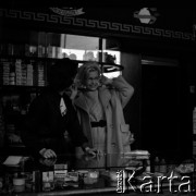 Lata 60., Warszawa, Polska.
Aktorka Bogusława Kożusznik podczas sesji zdjęciowej, n/z w sklepie kosmetycznym.
Fot. Irena Jarosińska, zbiory Fundacji Ośrodka KARTA