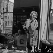 Lata 60., Warszawa, Polska.
Aktorka Bogusława Kożusznik podczas sesji zdjęciowej, n/z w sklepie kosmetycznym.
Fot. Irena Jarosińska, zbiory Fundacji Ośrodka KARTA