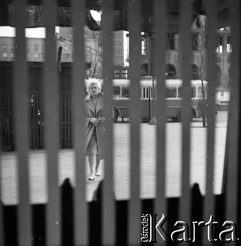 Lata 60., Warszawa, Polska.
Aktorka Bogusława Kożusznik podczas sesji zdjęciowej.
Fot. Irena Jarosińska, zbiory Fundacji Ośrodka KARTA