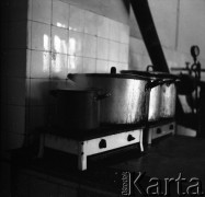 Lata 60., prawdopodobnie Warszawa, Polska.
Fotografie wykonane najprawdopodobniej w Instytucie Biologii Doświadczalnej im. M. Nenckiego PAN, utworzonym w 1918, przy ulicy Ludwika Pasteura 3. Garnki stojące na kuchence. 
Fot. Irena Jarosińska, zbiory Ośrodka KARTA