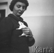 Lata 60., prawdopodobnie Warszawa, Polska.
Fotografie wykonane najprawdopodobniej w Instytucie Biologii Doświadczalnej im. M. Nenckiego PAN, utworzonym w 1918, przy ulicy Ludwika Pasteura 3. Kobieta trzymająca szczura.
Fot. Irena Jarosińska, zbiory Ośrodka KARTA
