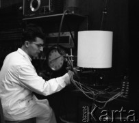 Lata 60., prawdopodobnie Warszawa, Polska.
Fotografie wykonane najprawdopodobniej w Instytucie Biologii Doświadczalnej im. M. Nenckiego PAN, utworzonym w 1918, przy ulicy Ludwika Pasteura 3. Mężczyzna w przy pracy w sali doświadczalnej. 
Fot. Irena Jarosińska, zbiory Ośrodka KARTA