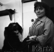 Lata 60., prawdopodobnie Warszawa, Polska.
Fotografie wykonane najprawdopodobniej w Instytucie Biologii Doświadczalnej im. M. Nenckiego PAN, utworzonym w 1918, przy ulicy Ludwika Pasteura 3. Kobieta, prawdopodobnie lekarz weterynarii z psem.
Fot. Irena Jarosińska, zbiory Ośrodka KARTA