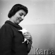 Lata 60., prawdopodobnie Warszawa, Polska.
Fotografie wykonane najprawdopodobniej w Instytucie Biologii Doświadczalnej im. M. Nenckiego PAN, utworzonym w 1918, przy ulicy Ludwika Pasteura 3. Kobieta trzymająca szczura.
Fot. Irena Jarosińska, zbiory Ośrodka KARTA
