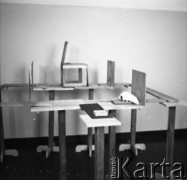 Lata 60., prawdopodobnie Warszawa, Polska.
Fotografia wykonana najprawdopodobniej w Instytucie Biologii Doświadczalnej im. M. Nenckiego PAN, utworzonym w 1918, przy ulicy Ludwika Pasteura 3. Tor doświadczalny dla gryzoni, na fotografii widoczny szczur.
Fot. Irena Jarosińska, zbiory Ośrodka KARTA