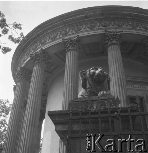 Lata 60., Puławy, Polska.
Zespół pałacowo-parkowy książąt Czartoryskich, ukształtowany na przełomie XVIII i XIX w. wg koncepcji Izabeli ks. Czartoryskiej w stylu krajobrazowym angielskim. Na fotografii fragment Światynii Sybilli. Wybudowana została w latach 1798-1801 jako Świątynia Pamięci na stromej skarpie wiślanej przez Piotra Aignera na wzór świątyni Westy w Tivoli koło Rzymu. Posiada dwie okrągłe sale. Do reprezentacyjnej sali górnej wchodzi się po szerokich schodach, których strzegą kamienne lwy (prezent od cara Rosji Aleksandra I z okazji jego pobytu w Puławach w 1805).
Fot. Irena Jarosińska, zbiory Ośrodka KARTA