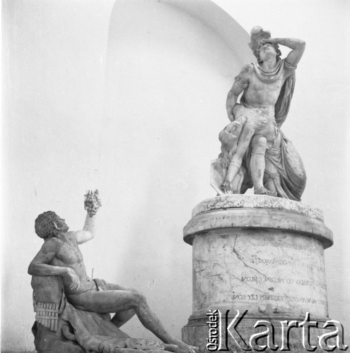 Lata 60., Puławy, Polska.
Zespół pałacowo-parkowy książąt Czartoryskich, ukształtowany na przełomie XVIII i XIX w. wg koncepcji Izabeli ks. Czartoryskiej w stylu krajobrazowym angielskim. Na fotografii rzeźby z wnętrza fragment Światynii Sybilli. Wybudowana została w latach 1798-1801 jako Świątynia Pamięci na stromej skarpie wiślanej przez Piotra Aignera na wzór świątyni Westy w Tivoli koło Rzymu. 
Fot. Irena Jarosińska, zbiory Ośrodka KARTA