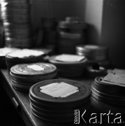 1959, Warszawa, Polska.
Archiwum Wytwórni Filmów Dokumentalnych (WFD) na ulicy Chełmskiej, n/z pudełka z filmami.
Fot. Irena Jarosińska, zbiory Fundacji Ośrodka KARTA