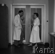 1959, Warszawa, Polska.
Archiwum Wytwórni Filmów Dokumentalnych (WFD) na ulicy Chełmskiej, n/z pracownicy podczas przerwy na papierosa.
Fot. Irena Jarosińska, zbiory Fundacji Ośrodka KARTA