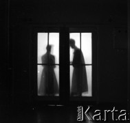1959, Warszawa, Polska.
Archiwum Wytwórni Filmów Dokumentalnych (WFD) na ulicy Chełmskiej, n/z pracownicy podczas przerwy na papierosa.
Fot. Irena Jarosińska, zbiory Fundacji Ośrodka KARTA