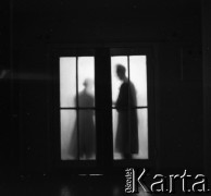 1959, Warszawa, Polska.
Archiwum Wytwórni Filmów Dokumentalnych (WFD) na ulicy Chełmskiej, n/z pracownicy podczas przerwy na papierosa.
Fot. Irena Jarosińska, zbiory Fundacji Ośrodka KARTA