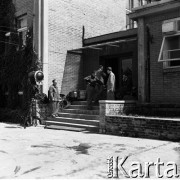 1959, Warszawa, Polska.
Archiwum Wytwórni Filmów Dokumentalnych (WFD) na ulicy Chełmskiej, n/z przed wejściem do budynku archiwum.
Fot. Irena Jarosińska, zbiory Fundacji Ośrodka KARTA