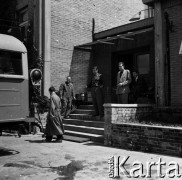 1959, Warszawa, Polska.
Archiwum Wytwórni Filmów Dokumentalnych (WFD) na ulicy Chełmskiej, n/z przed wejściem do budynku archiwum.
Fot. Irena Jarosińska, zbiory Fundacji Ośrodka KARTA